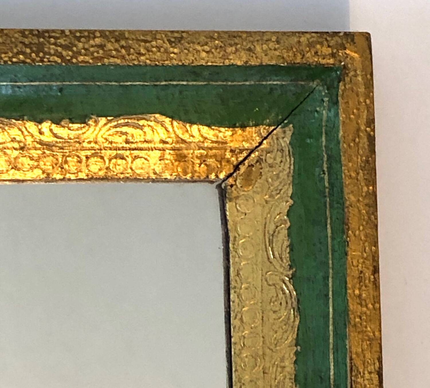 Miroir italien ancien en bois doré et vert