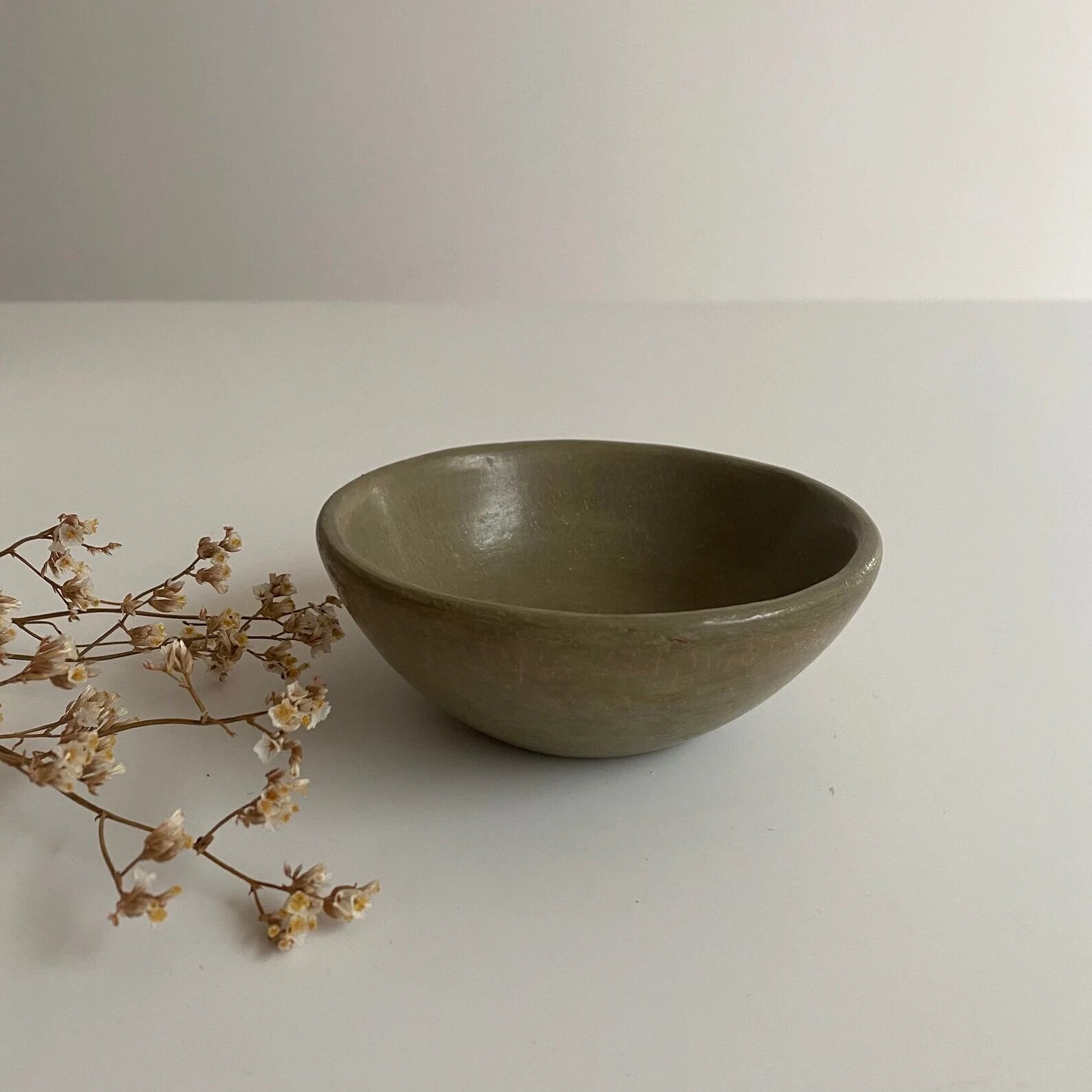 Khaki bowl in tadelakt image 1 Khaki bowl in tadelakt image 2 Khaki bowl in tadelakt image 3 UNMONDEANOUS