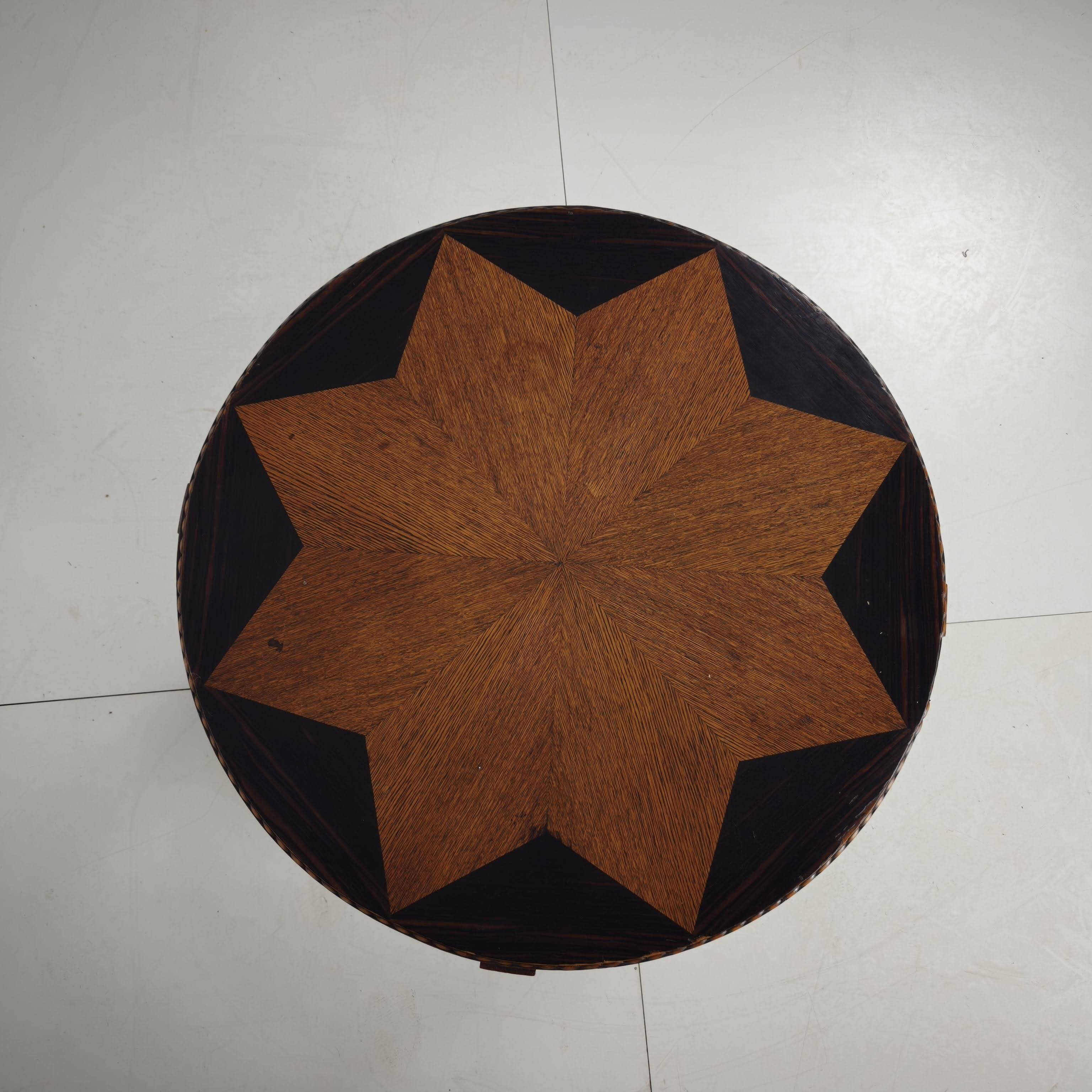 Table d'appoint Amsterdam School / Art Déco avec plateau incrusté d'étoiles vers 1920