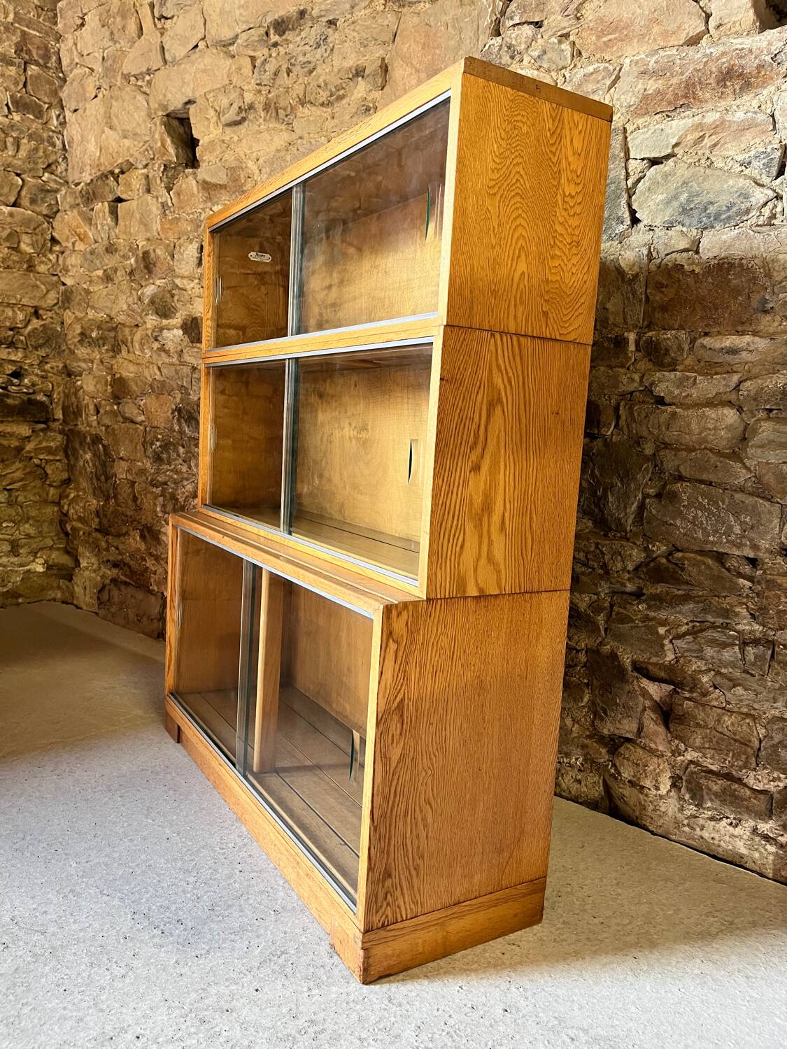 Bibliothèque vitrine en bois massif par Minty