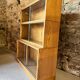 Bibliothèque vitrine en bois massif par Minty