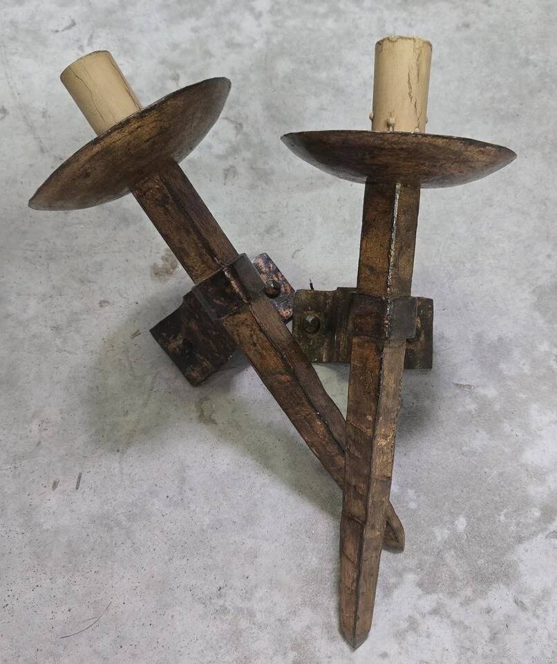 Pair of brutalist wall sconces in hammered and patinated iron, work from the years.