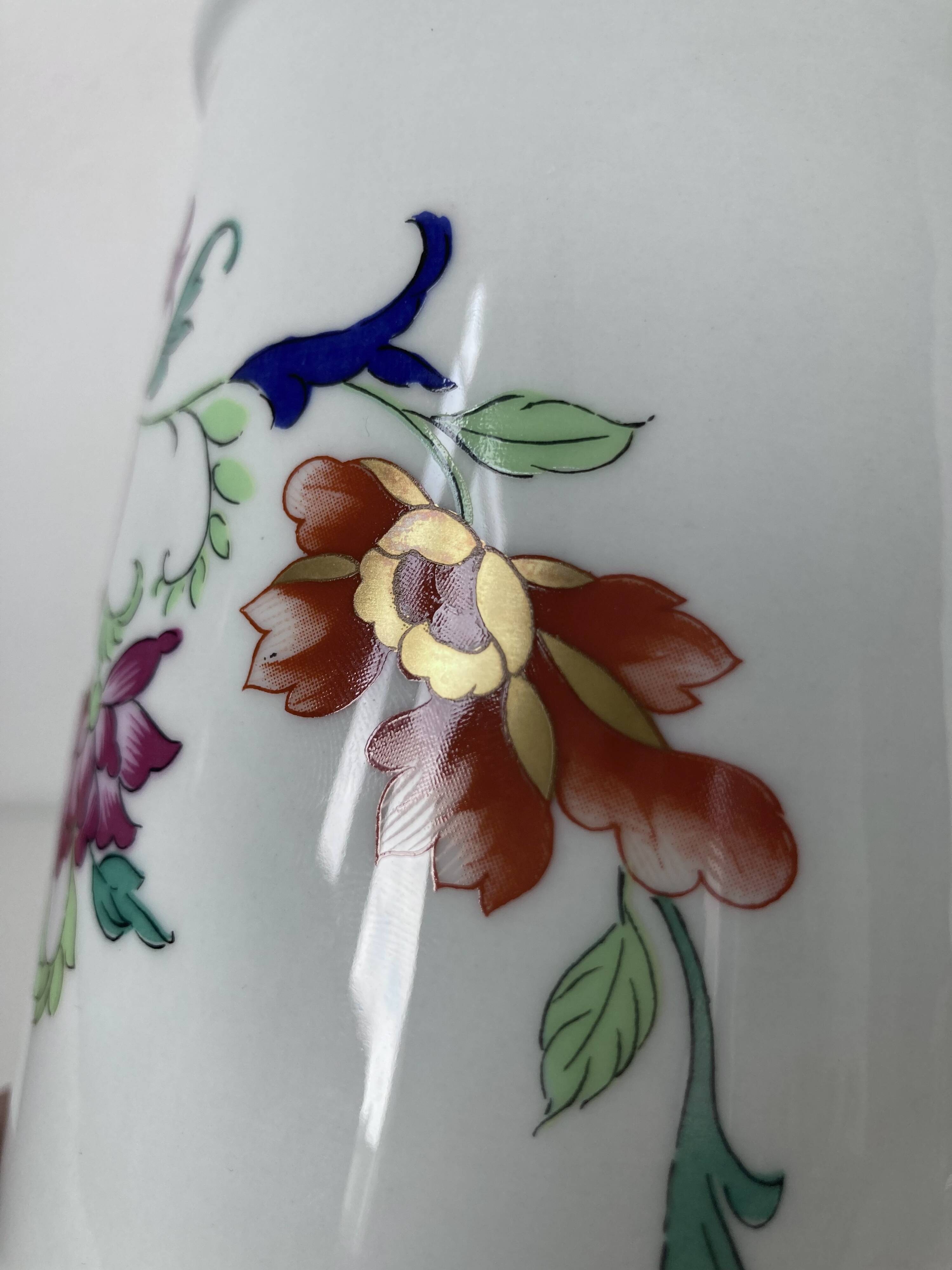 Vista Alegre porcelain covered pot with floral decoration in the style of the Compagnie des Indes