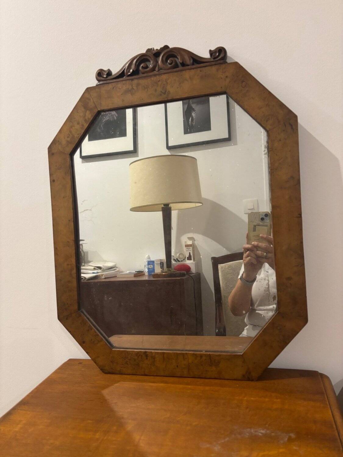 Miroir octogonal ancien - Bois de ronce & fronton sculpté à volutes