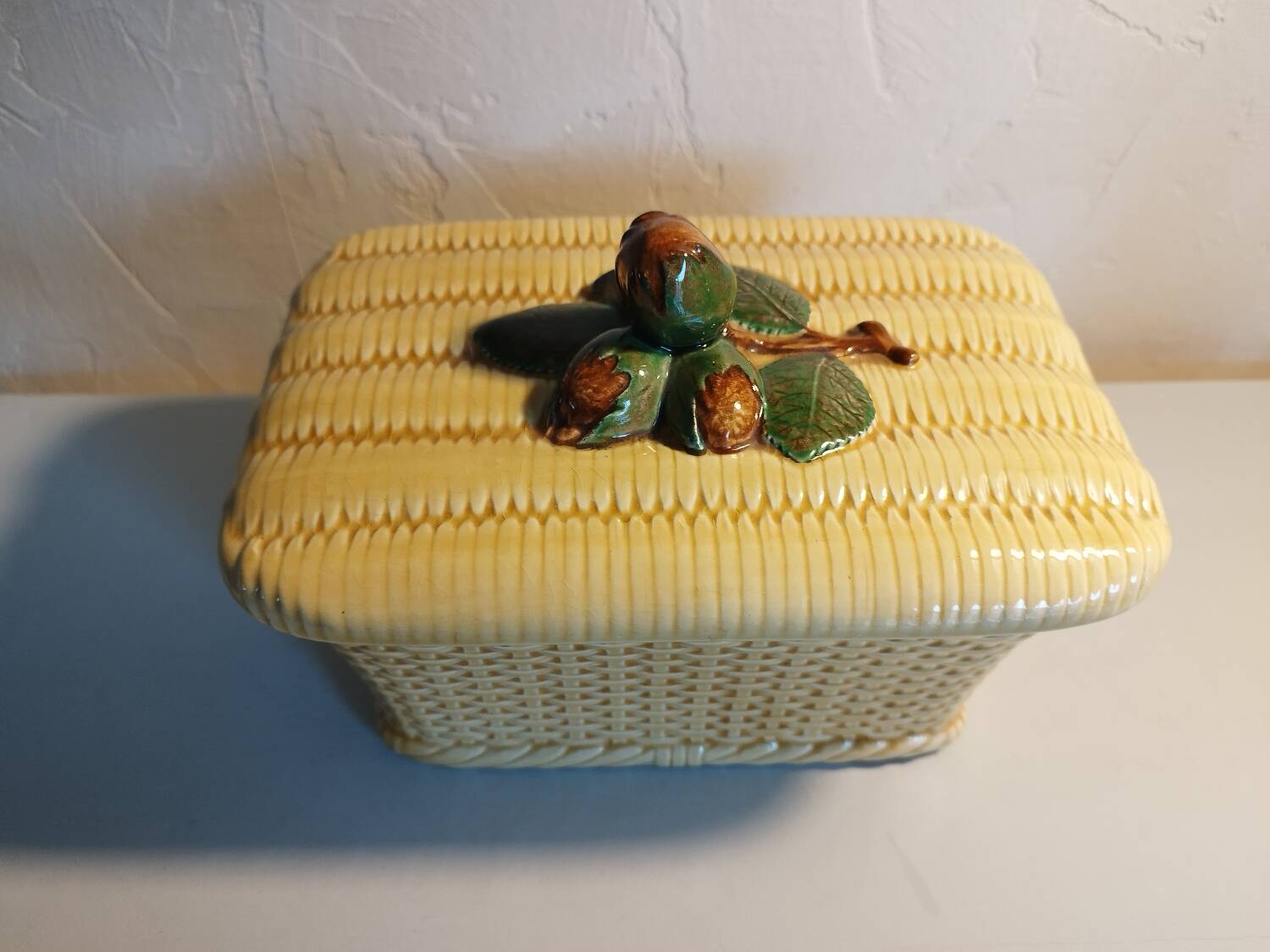 Biscuit tin in barbotine