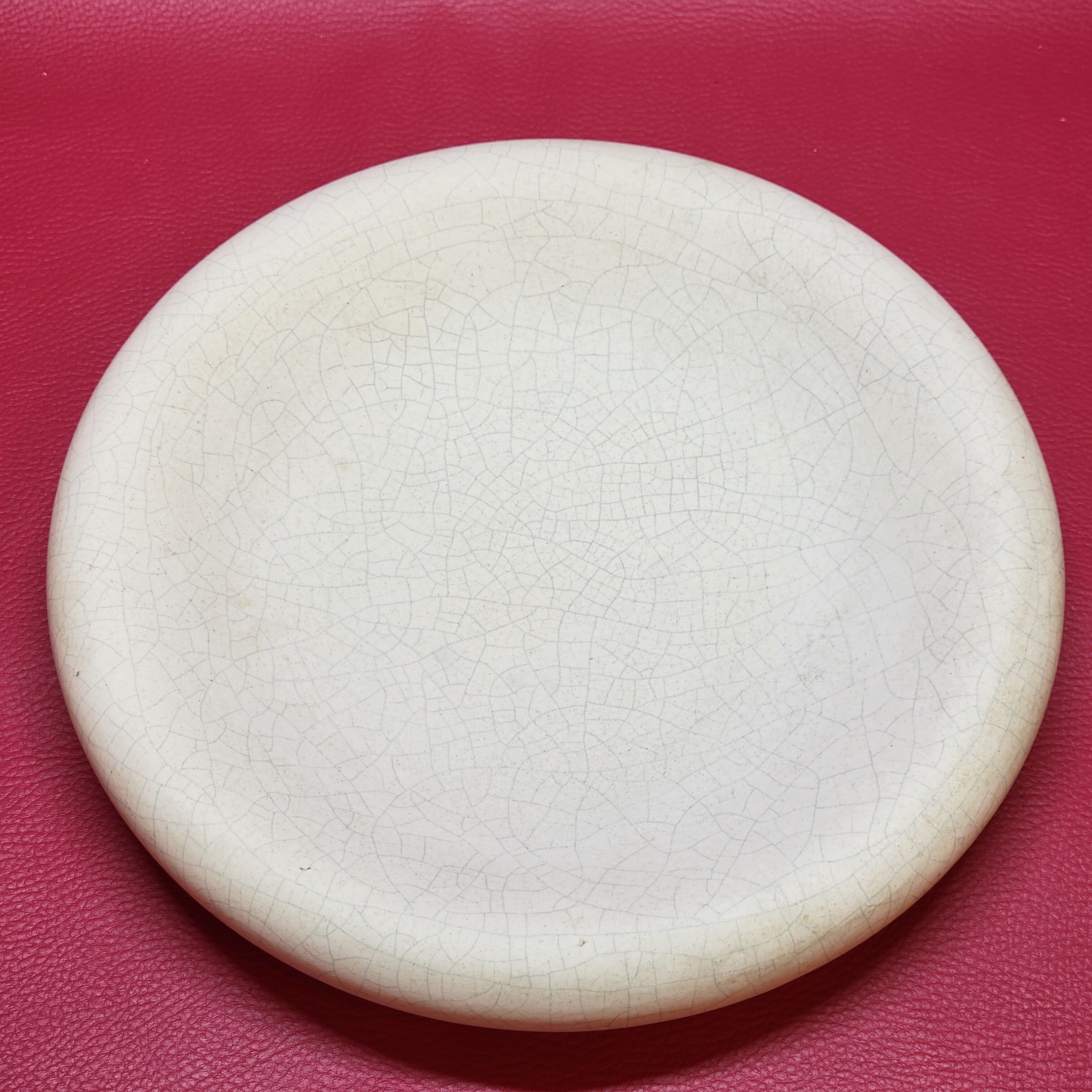 Empty white pocket in cracked ceramic matte François Chatain cup plate