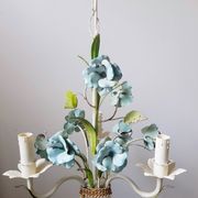 Lustre tole vintage avec roses bleu clair années 1960