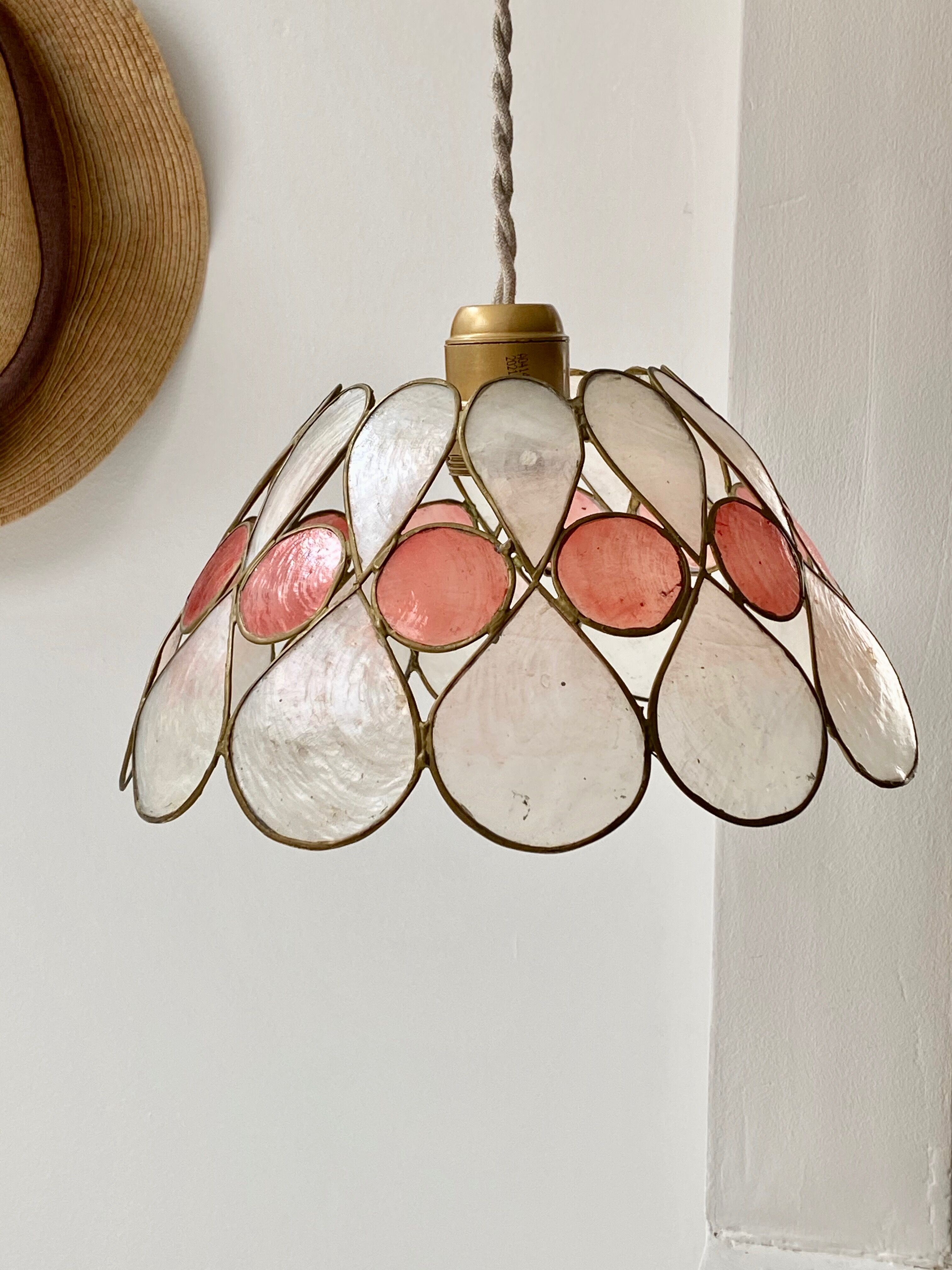 Vintage flower suspension