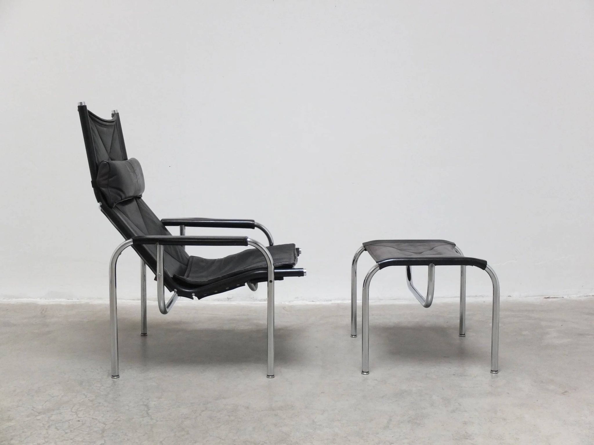 Reclining 'HE1106' lounge chair with ottoman by Hans Eichenberger for Strässle, 1978