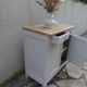 Buffet parisien vintage réenchanté en gris perle, plateau bois.