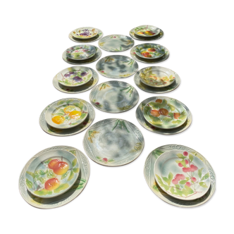 Service 10 plates and 14 sub-plates St Clement