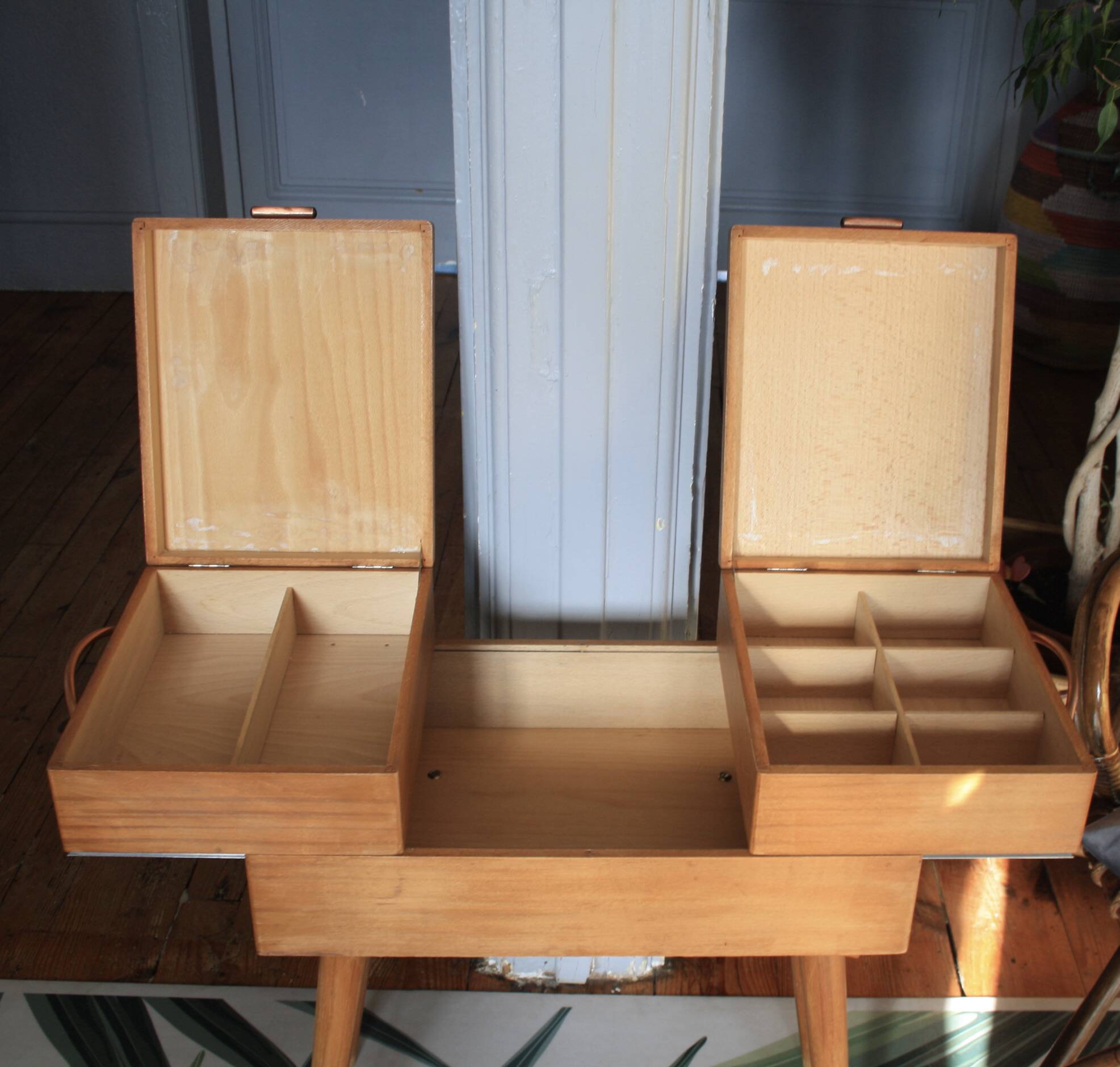 Wooden sewing worker/furniture with compass feet