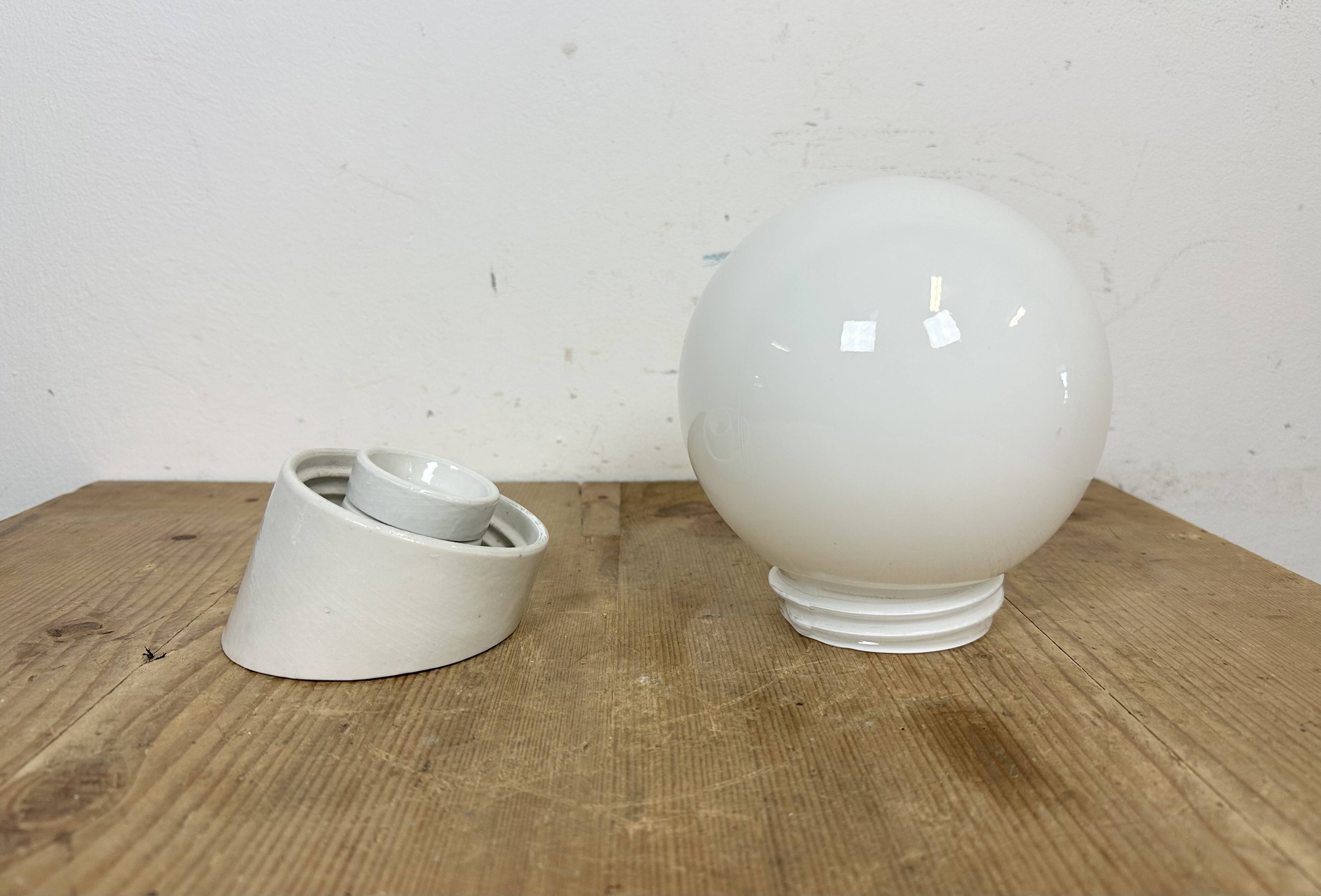 Applique murale vintage en porcelaine blanche, années 1970