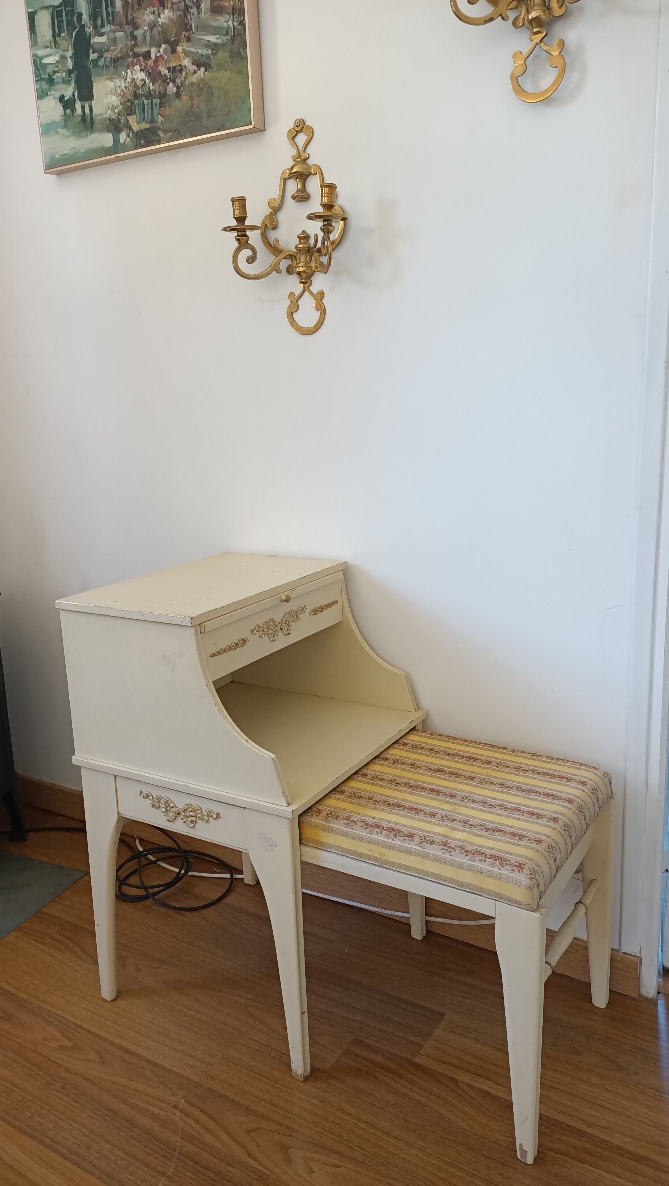 Chippy Phone Seat Table