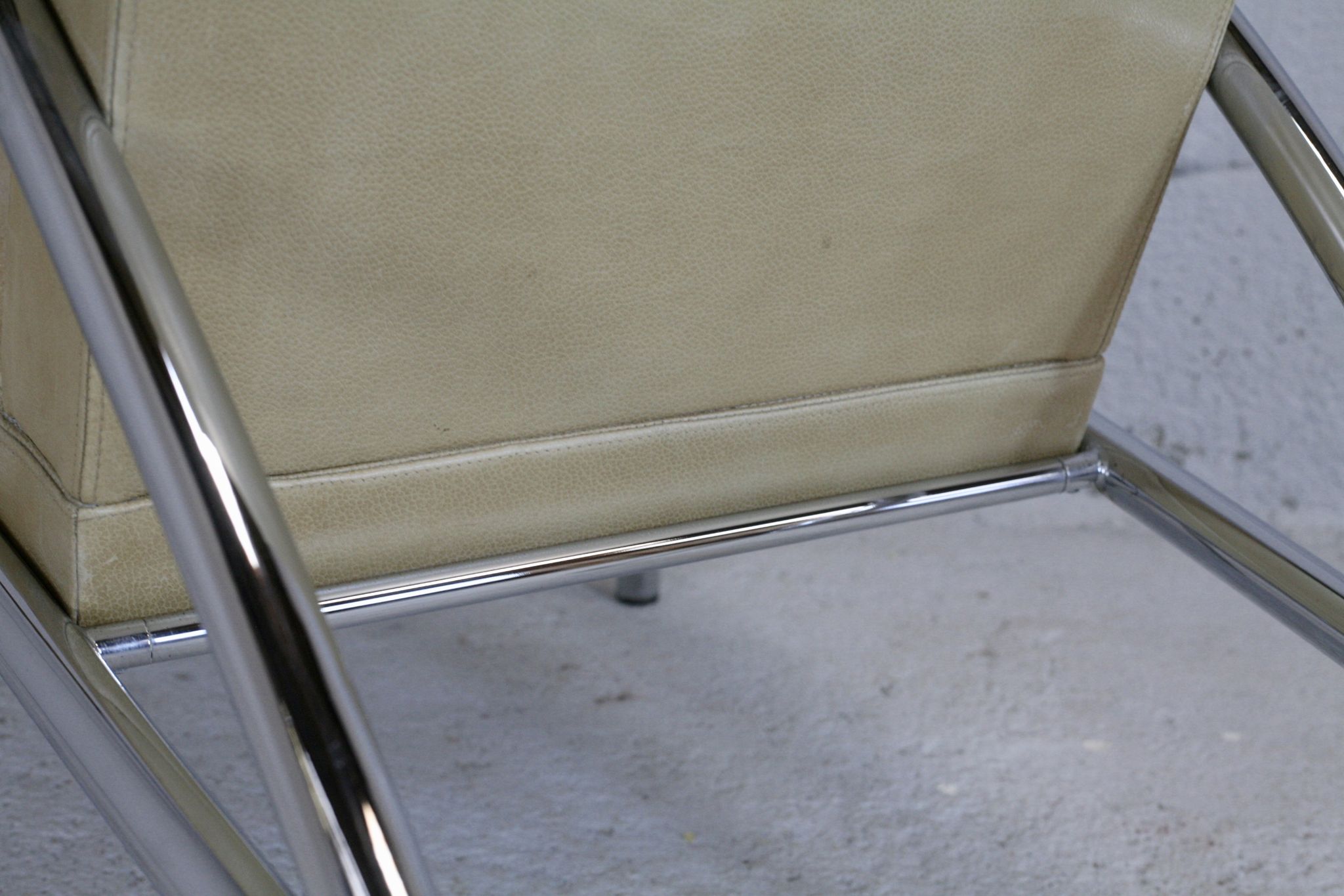 Tubular steel armchair and "cream" leather, France, circa 1970