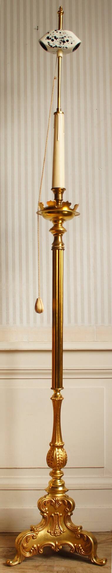"Pique candle" double fire floor lamp in gilded bronze