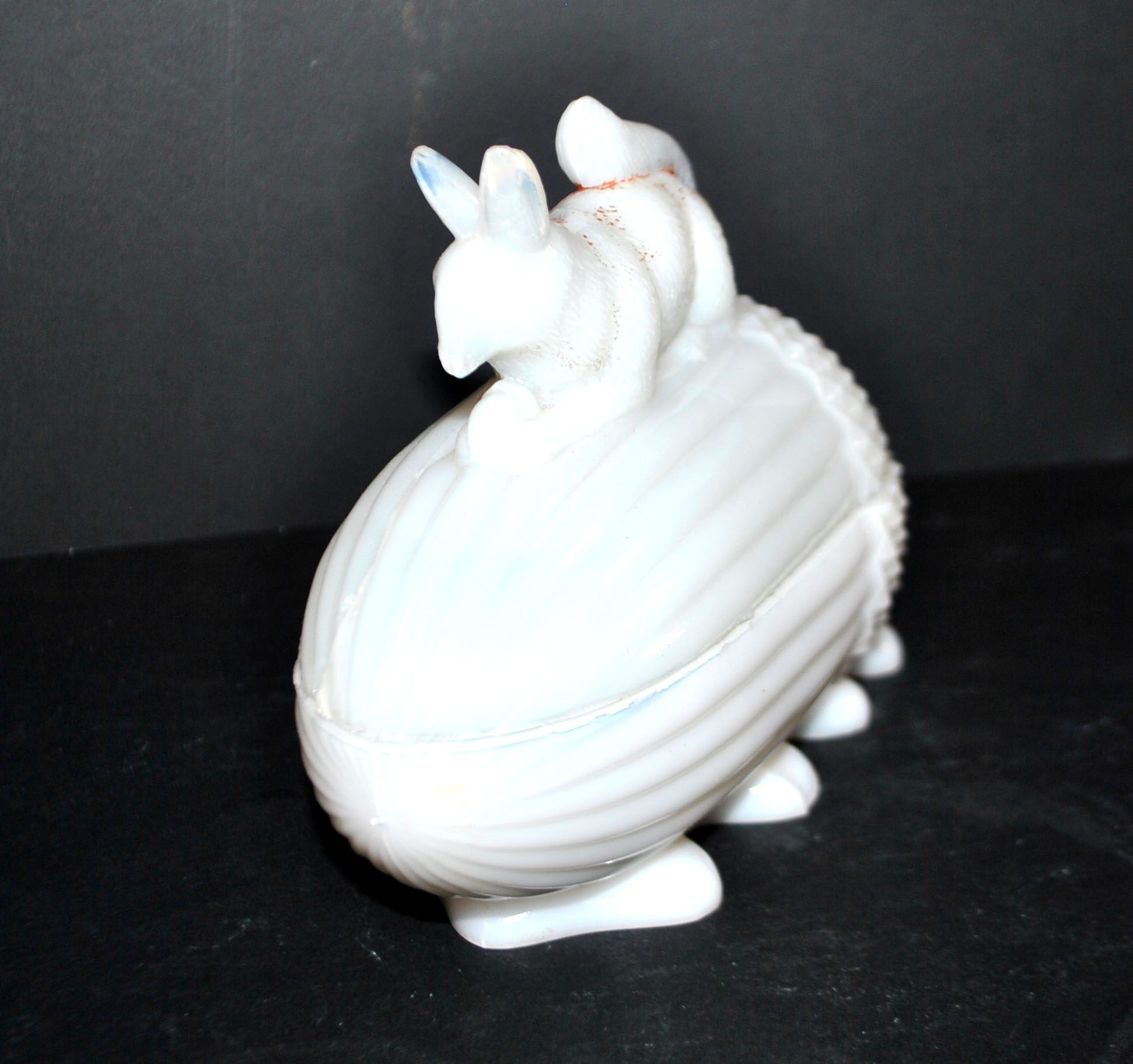 Sucrier écureuil en opaline blanche Vallerysthal, 1910