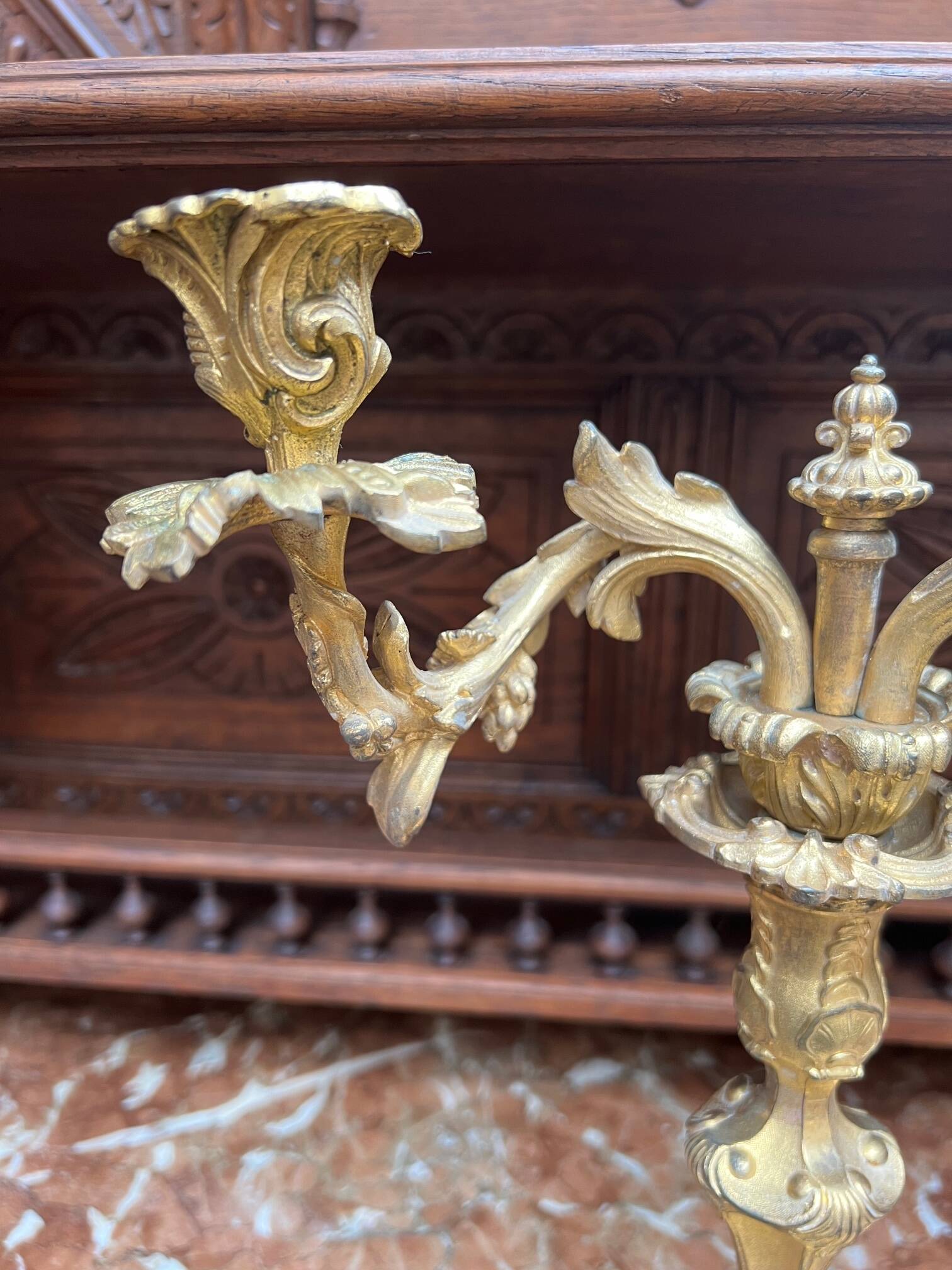 Chandelier de style rococo.