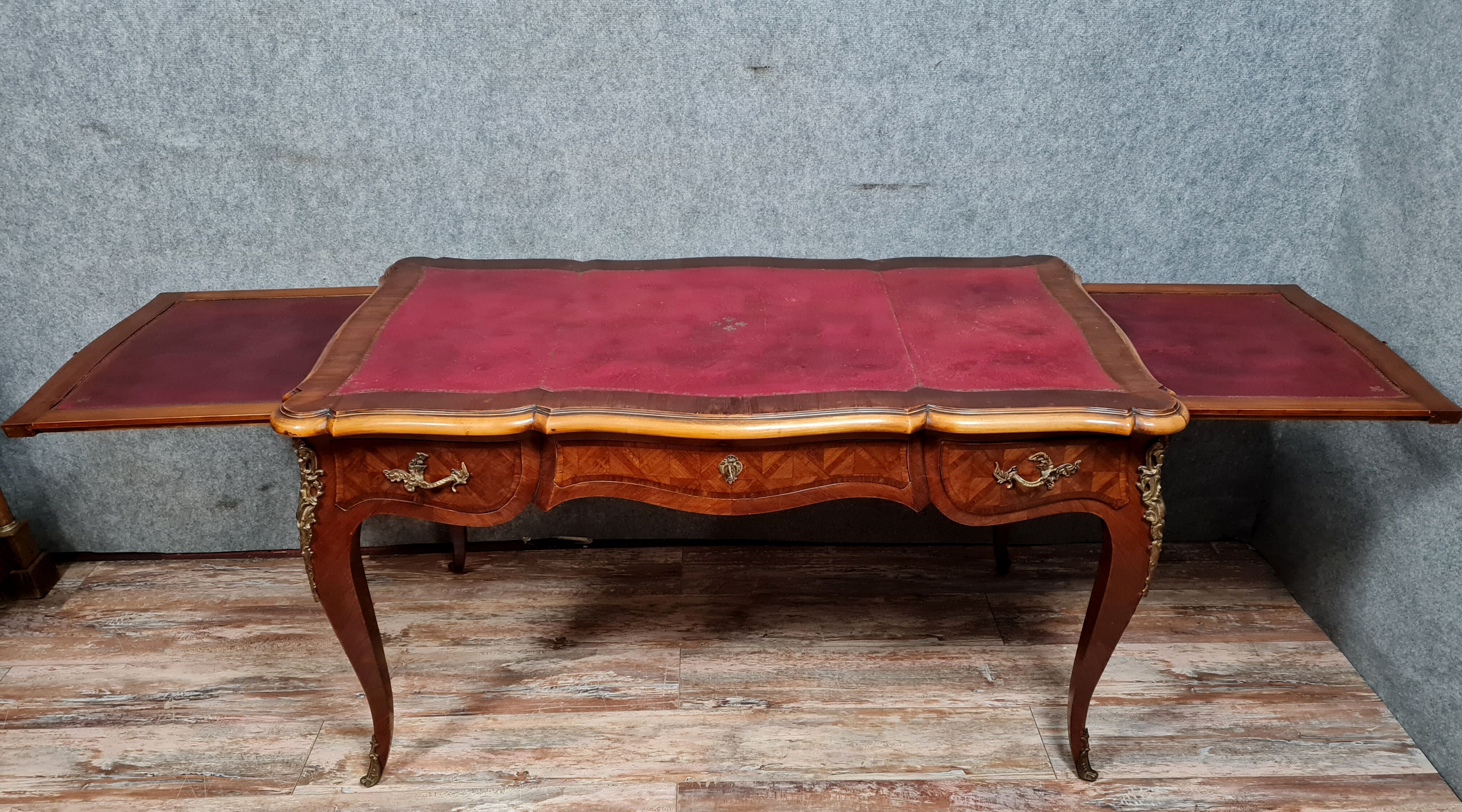 Bureau plat Louis XV a double face en marquèterie de bois précieux