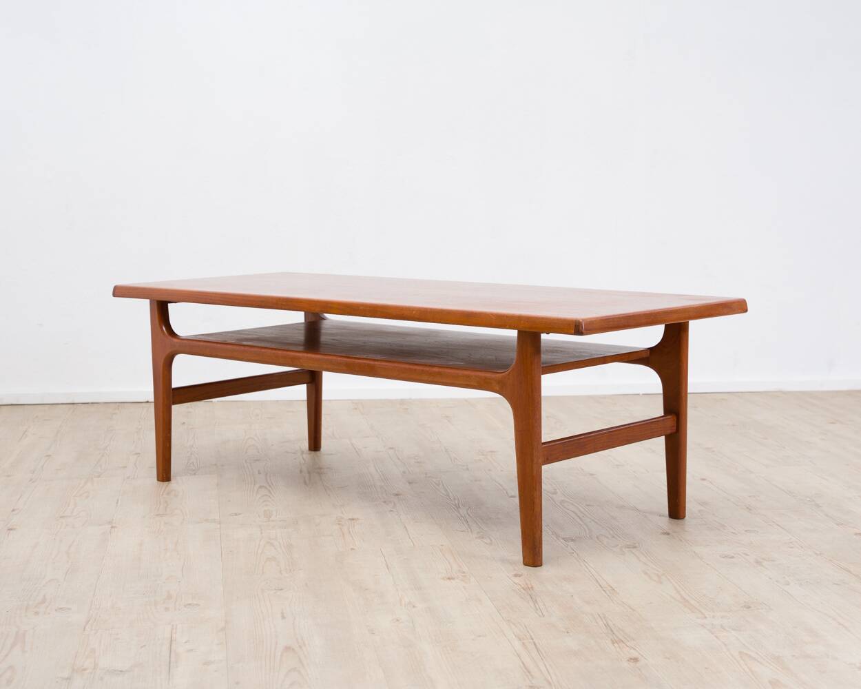 Table basse danoise en teck par Nils Bach, années