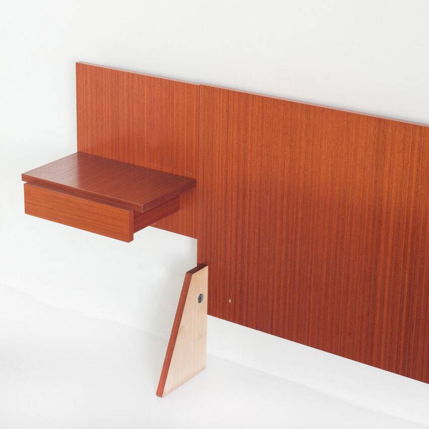 Tête de lit vintage de style scandinave. Deux tables intégrées. France, années 1970.