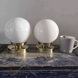 Paire d’appliques globes en opaline blanche