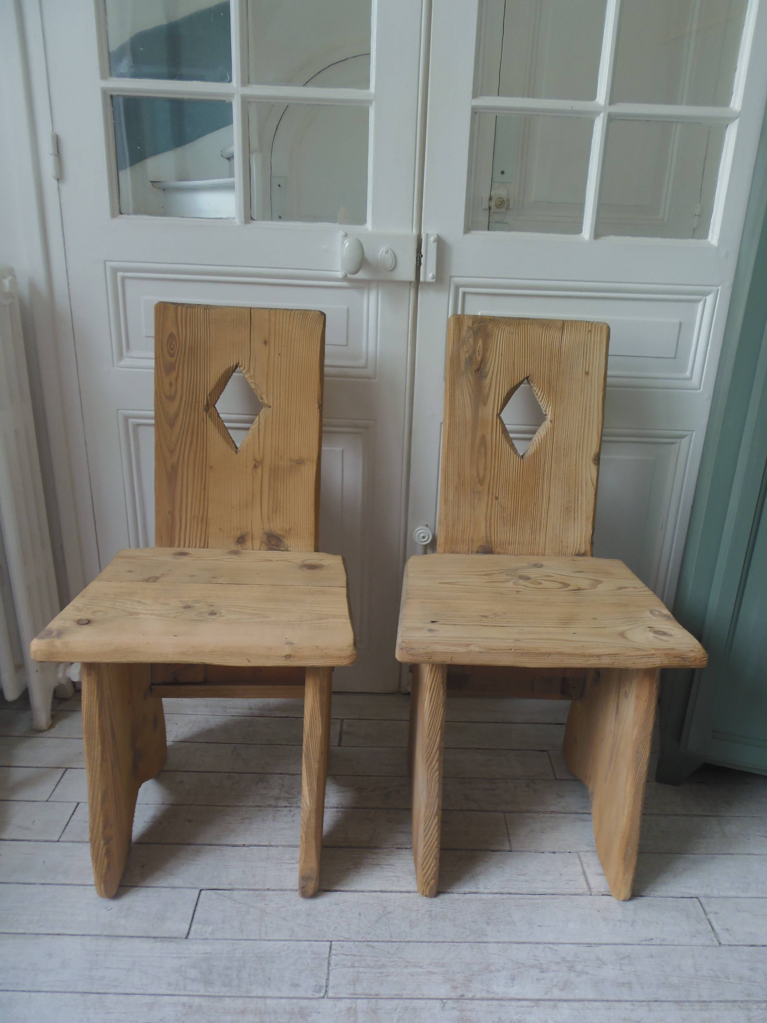 2 vintage chairs in brutalist style made of pitch pine with a waxed finish.
