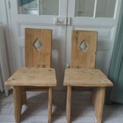 2 vintage chairs in brutalist style made of pitch pine with a waxed finish.