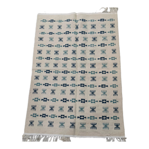 tapis blanc et bleu fait