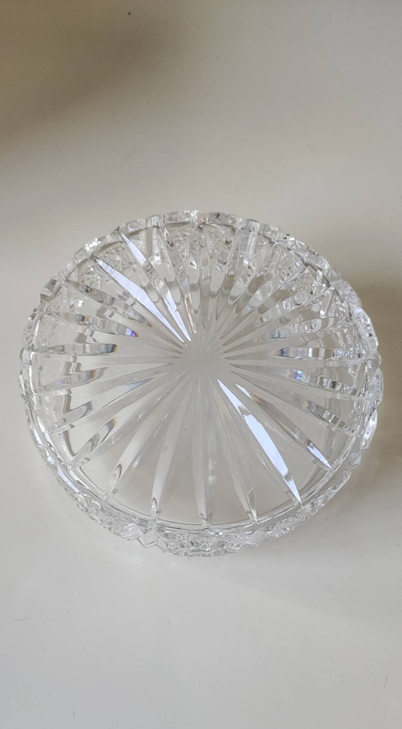 Bonbonnière ronde Cristal Bohème taillé. Motifs étoilés . Diam 15 cm