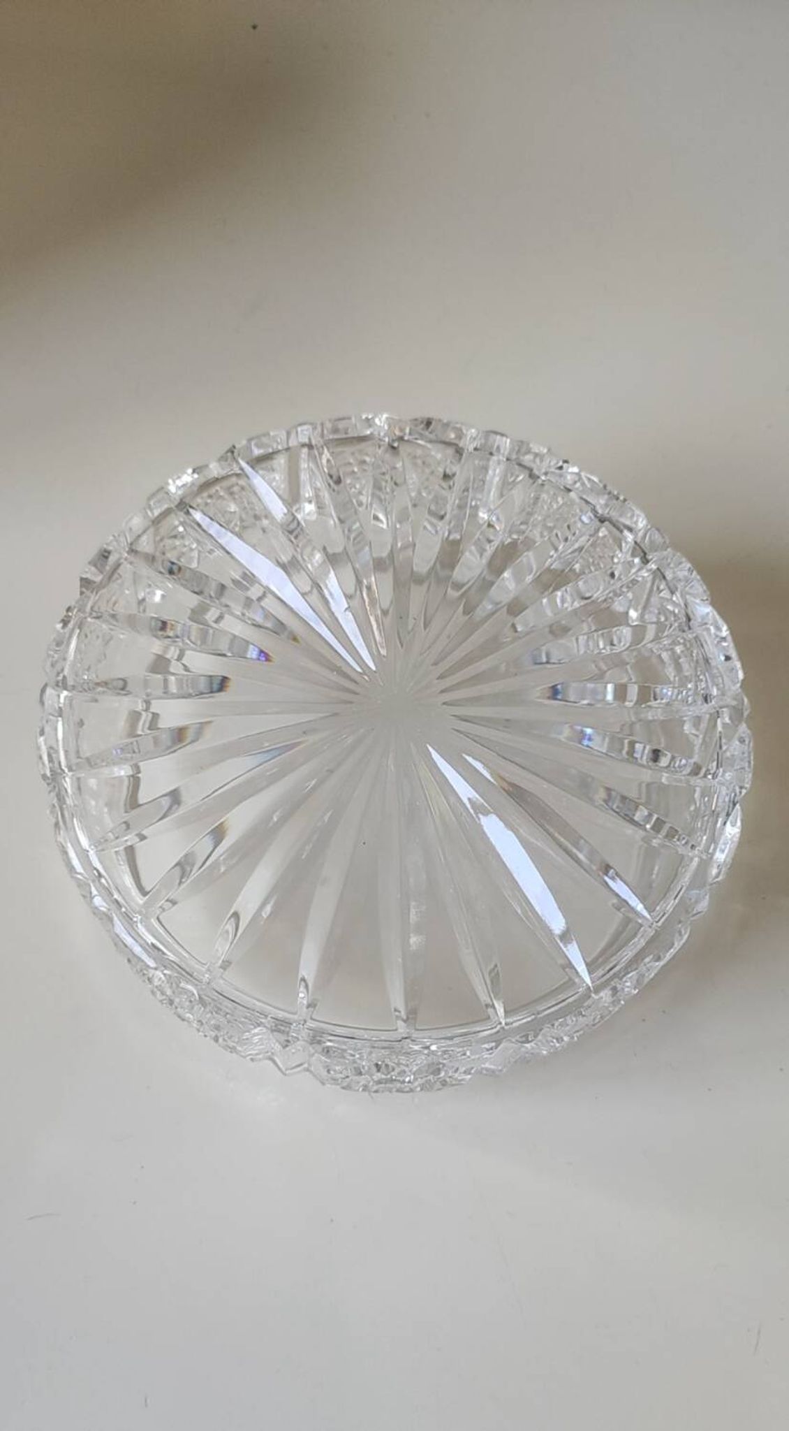 Round crystal bonbonnière, cut Bohemian style. Star patterns. Diameter 15 cm.