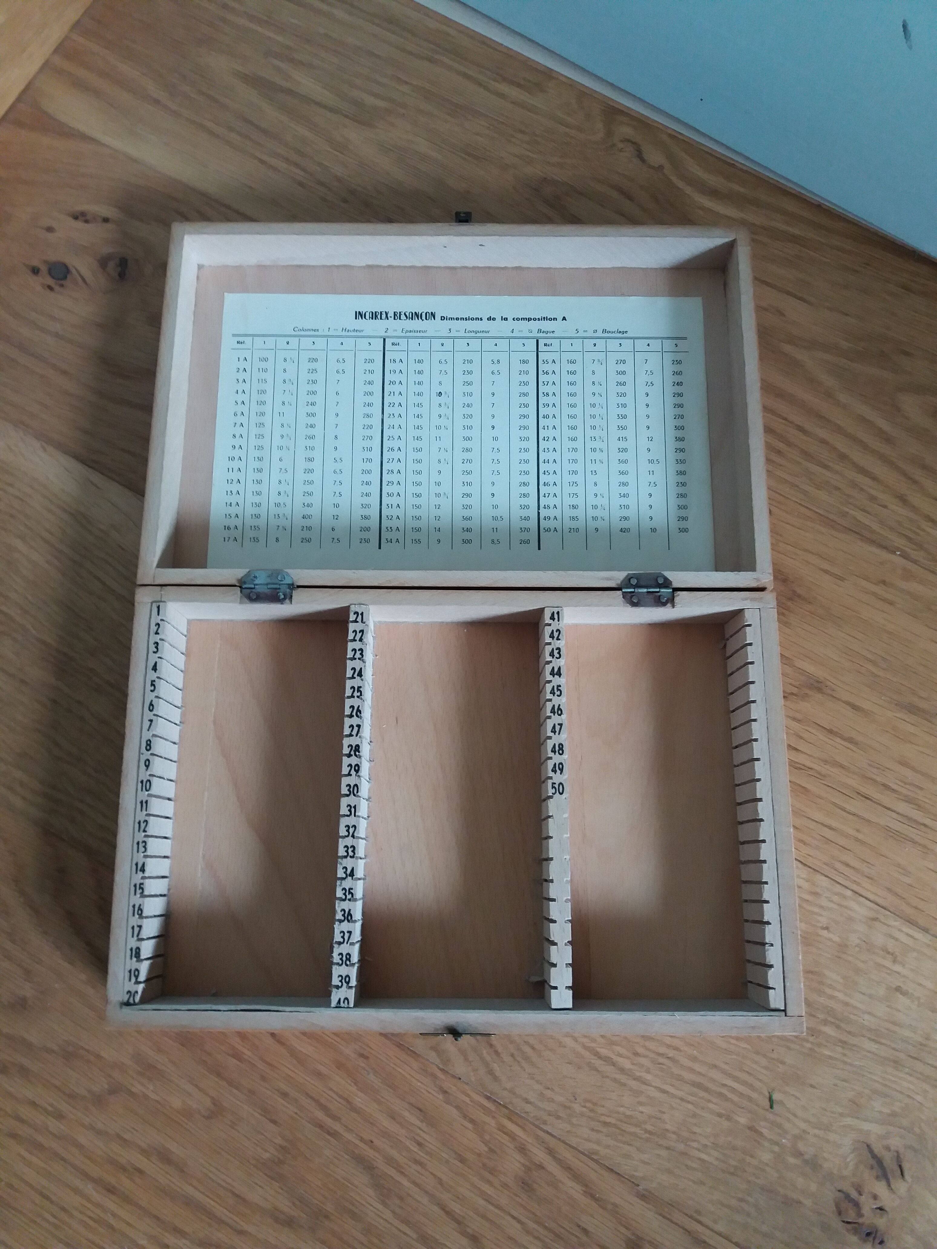 Box compartmentalized wooden