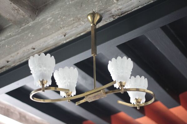 Suspension laiton vintage avec globe verre de lait épais, lustre laiton
