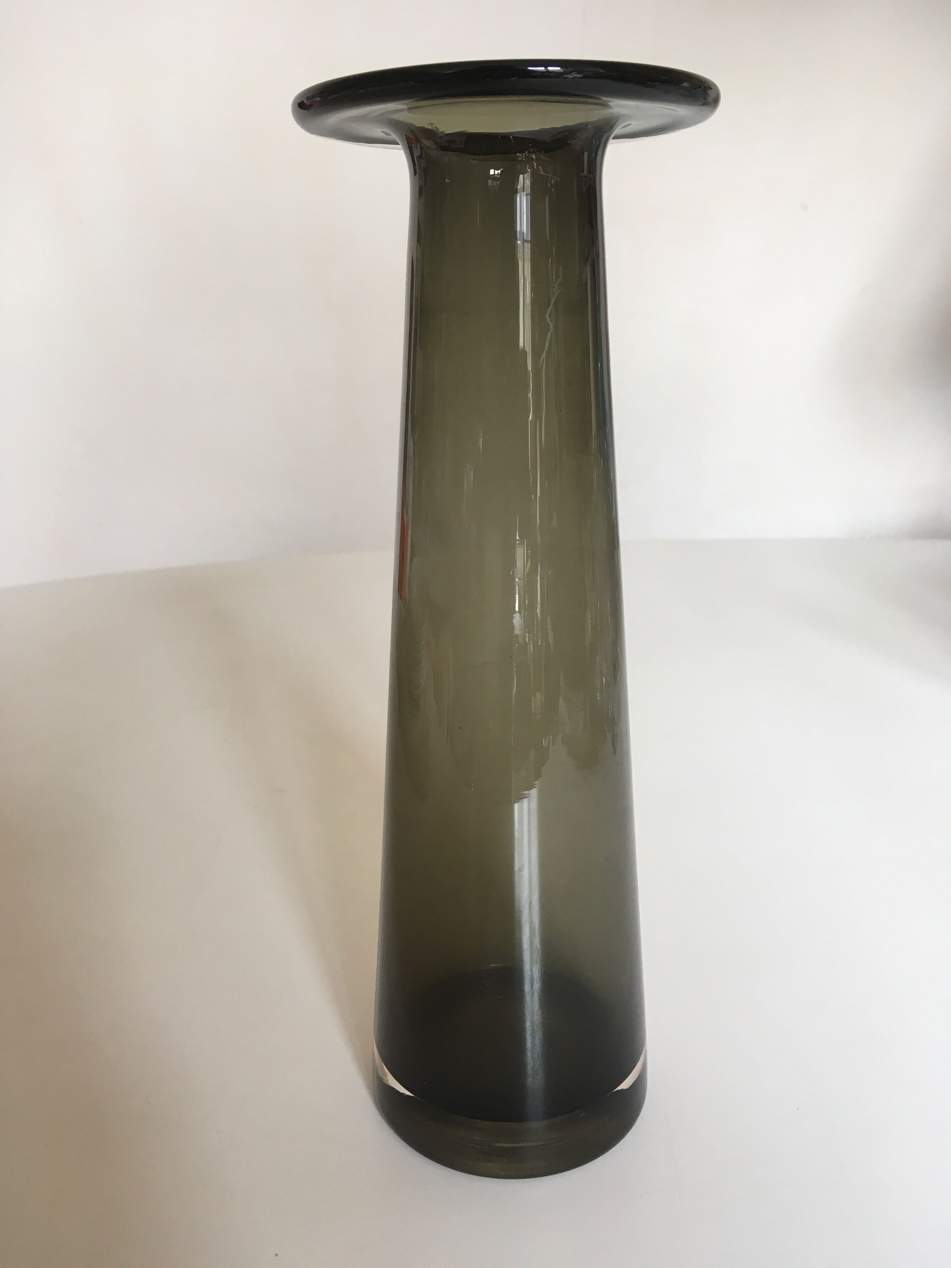 Vase mid century scandinave en verre gris kaki