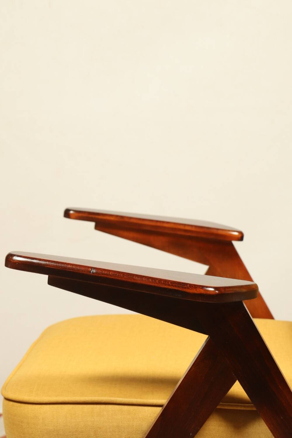 Fauteuil en bois et velours jaune par Chierowski
