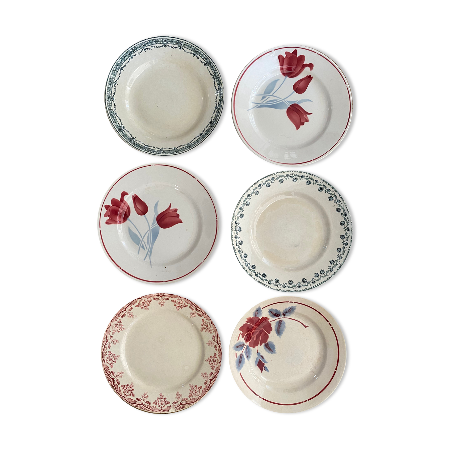 Old flat plates in red, green and blue gray.