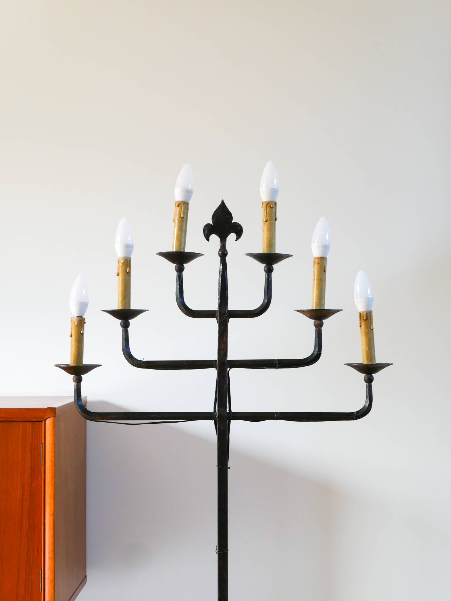 Grand Brutalist floor lamp in wrought iron, six lights, 1970.