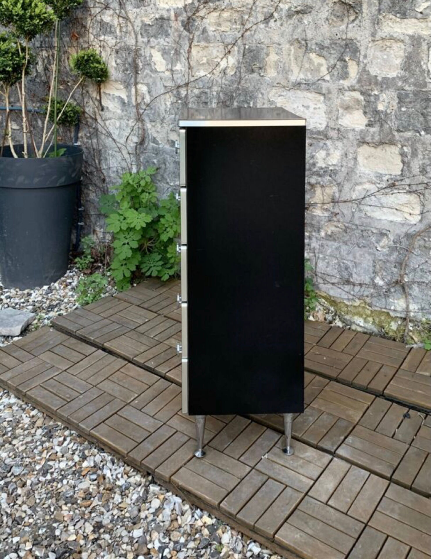Chiffonnier vintage noir satiné et poignées chromées 1970