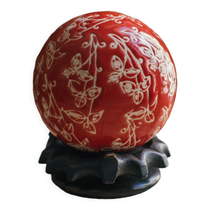 Boule de Canton sculptée sur support