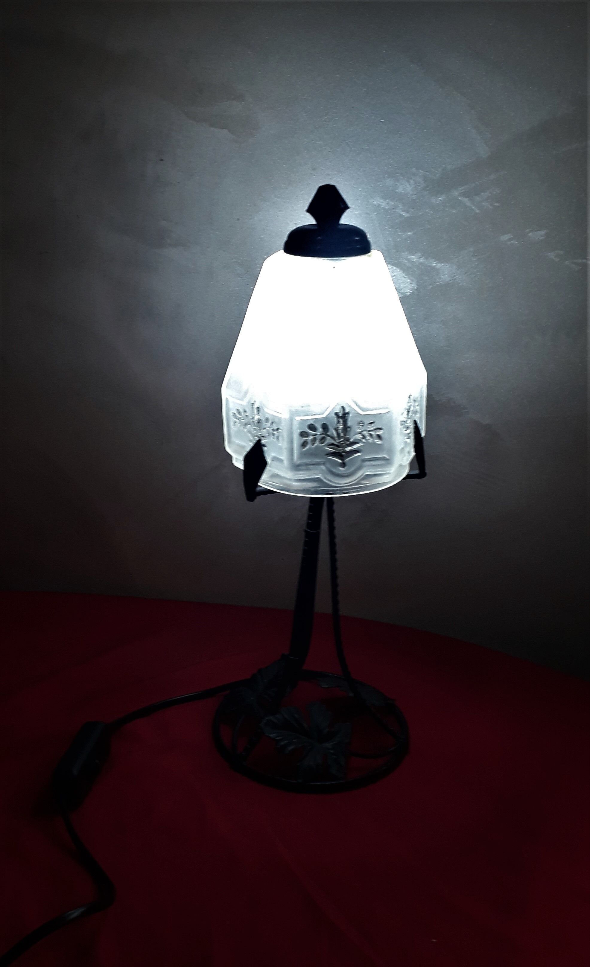 Wrought iron lamp and its opaque molded glass 1900 has 30 art deco electricity to the standard