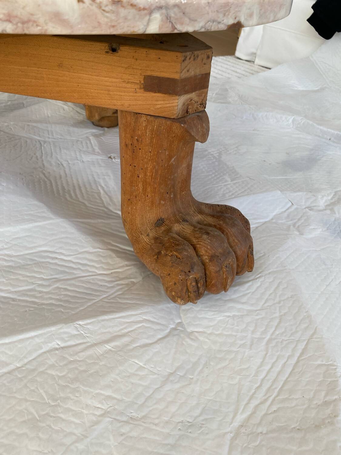 Table basse marbre pieds sculptés anciens