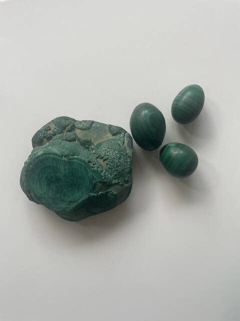 Ashtray / pocket tray in natural malachite, with its three eggs.