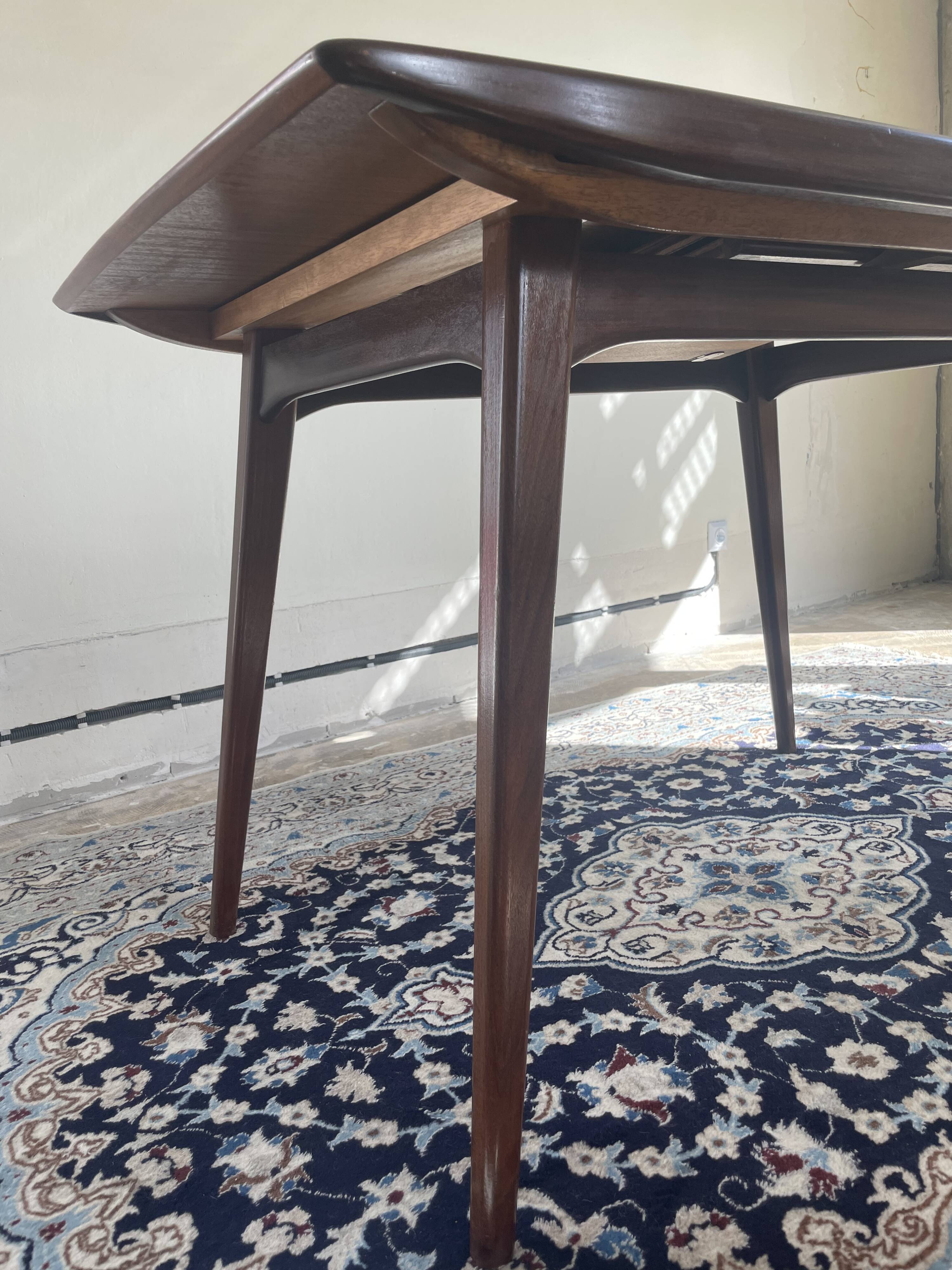Milaan extendable dining table by Louis van Teeffelen for Wébé
