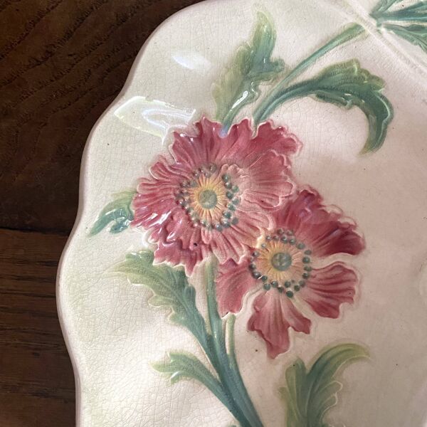 Plat en barbotine art nouveau décor pavots