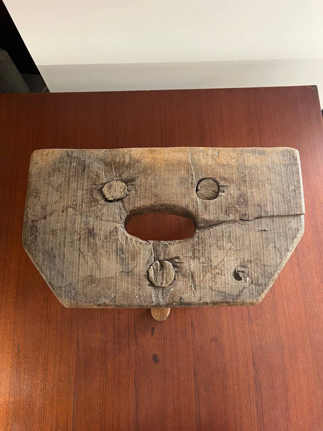 Petit tabouret de ferme rustique