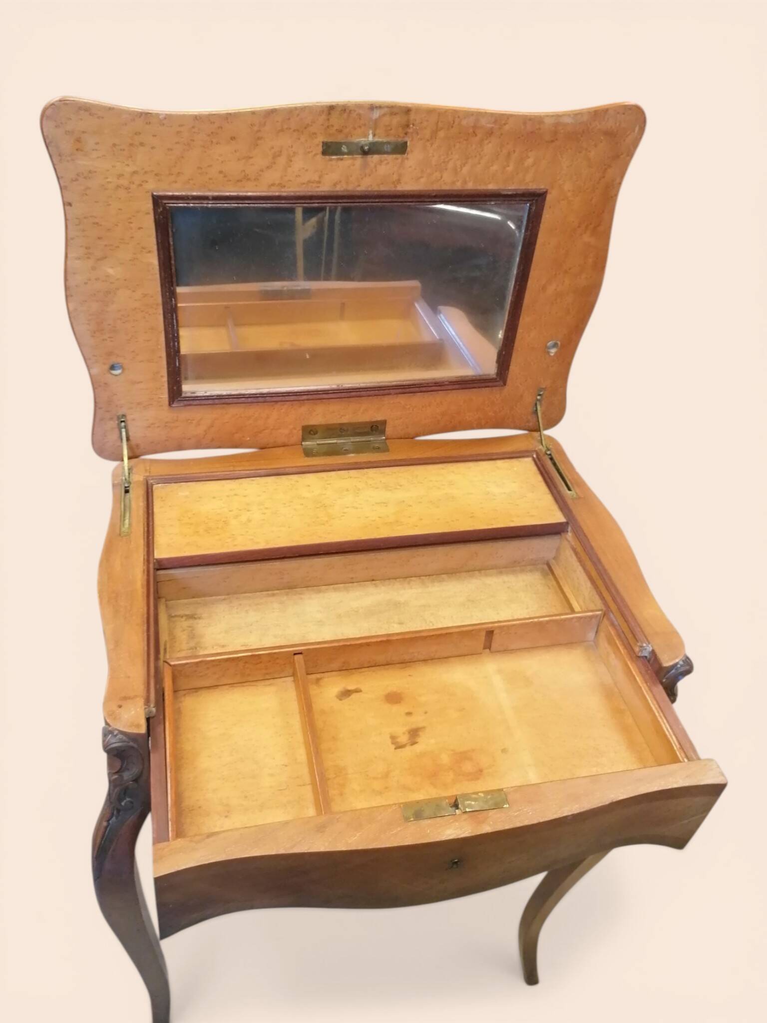 Coiffeuse en marqueterie de bois clairs - Style Louis XV