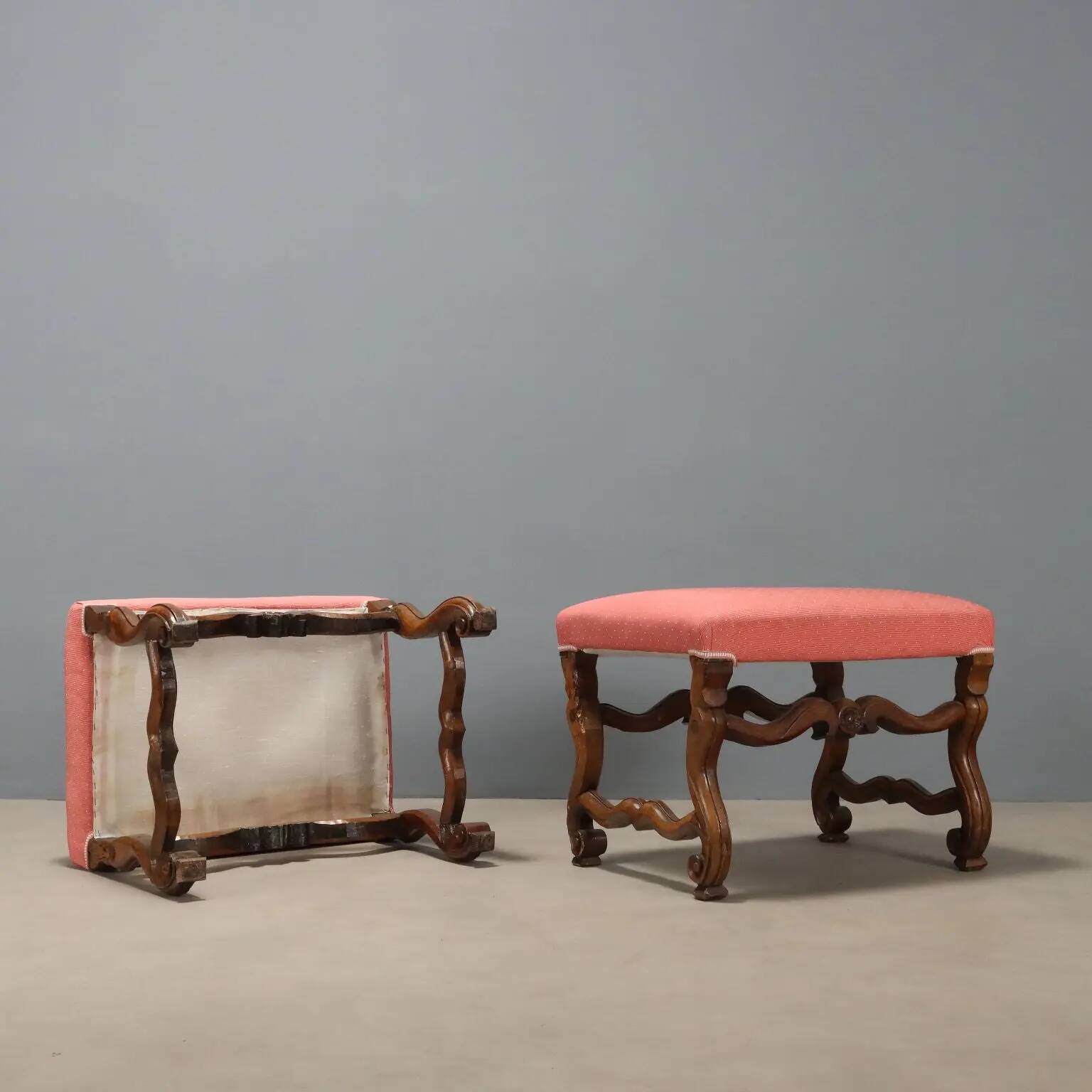 Paire de tabourets baroques anciens en noyer sculpté et tissu, Italie, XVIIIe siècle