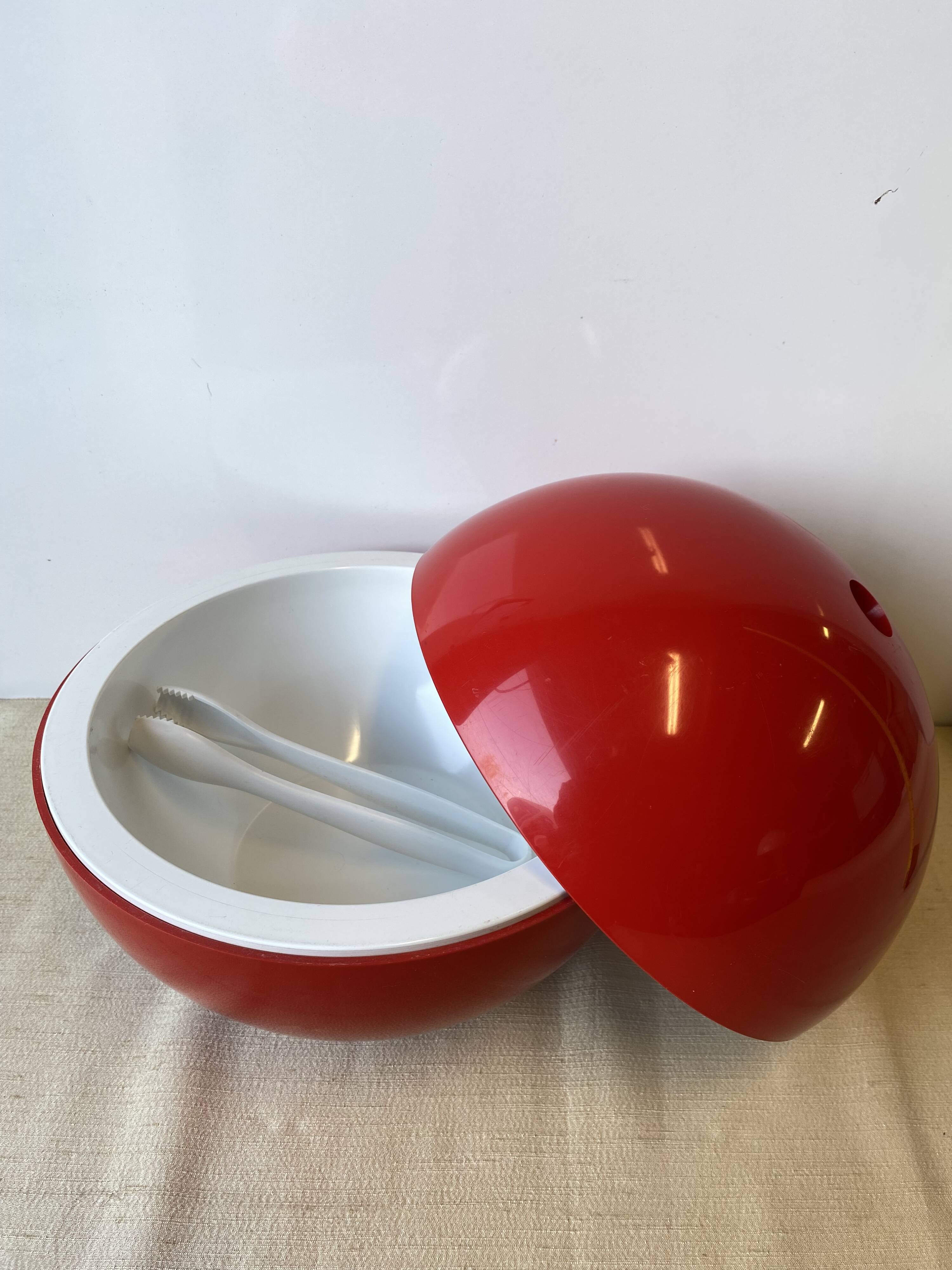 Bac à glaçons "boule de Bowling" plastique rouge design LAMOTTE  éditions GUILLOIS  Vintage 1970