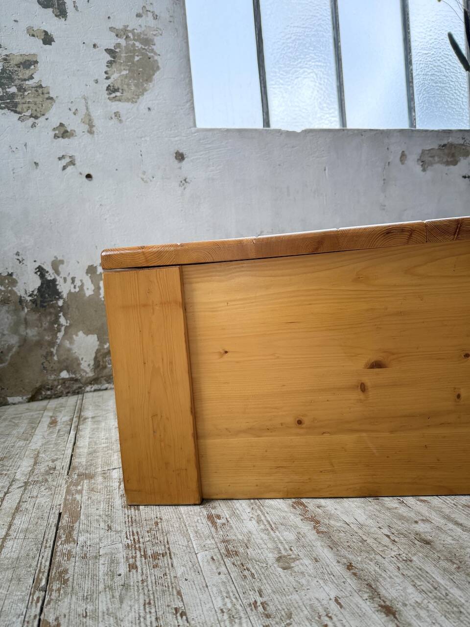 Chest or coffee table Perriand Les Arcs 1800