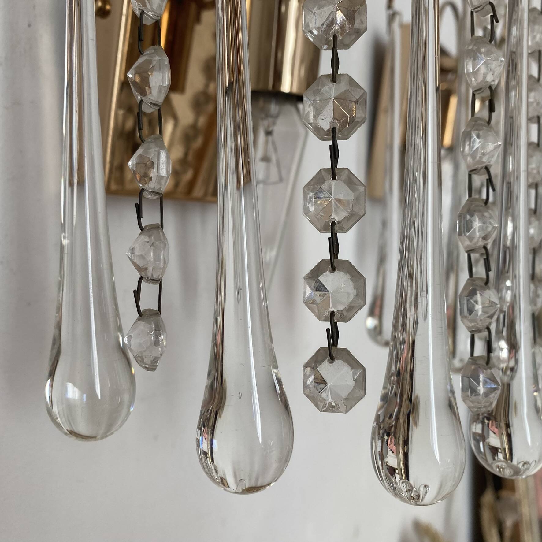 Pair of Italian wall lights Hollywood Regency with pendants and drops.